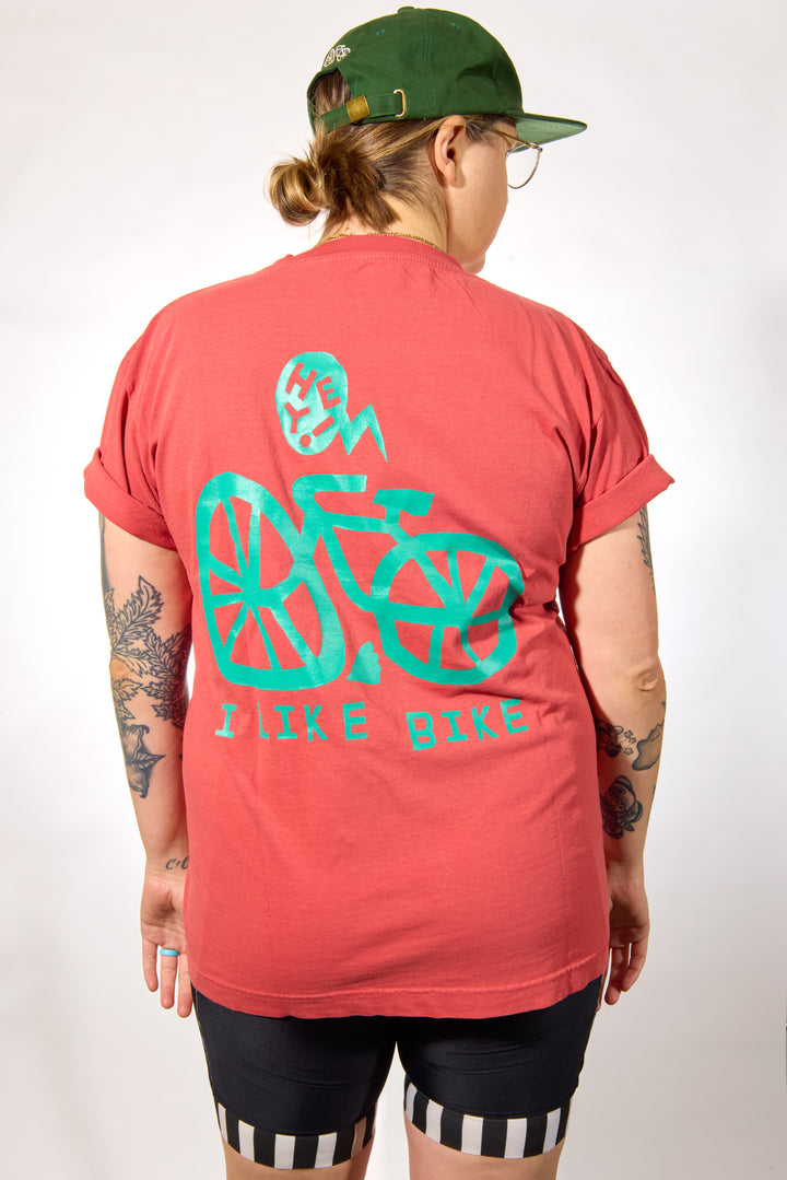 The I LIKE BIKE Unisex Tee is a midweight, 6.5 oz jersey made from 100% North American reclaimed waste cotton. This preshrunk, biodegradable shirt features a tubular body and is knit, sewn, and finished in Los Angeles, California, with a fair-wage workforce. Designed for an oversized fit, it offers both comfort and sustainability for cycling enthusiasts
