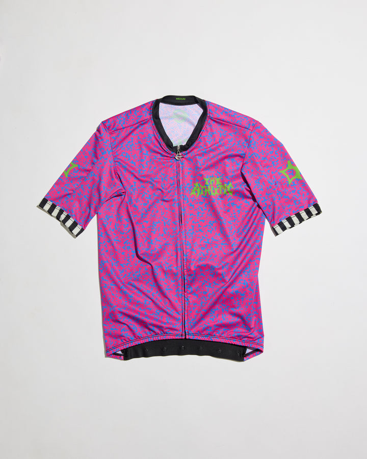 The Men's Super Tuff It's Pink Jersey is a high-performance cycling jersey crafted from lightweight Italian fabrics. It features an embossed rear elastic for added comfort and a snug fit. Designed for optimal performance, this jersey is ideal for cyclists seeking both style and functionality