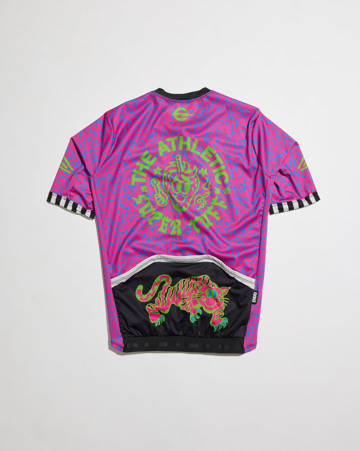 The Men's Super Tuff It's Pink Jersey is a high-performance cycling jersey crafted from lightweight Italian fabrics. It features an embossed rear elastic for added comfort and a snug fit. Designed for optimal performance, this jersey is ideal for cyclists seeking both style and functionality