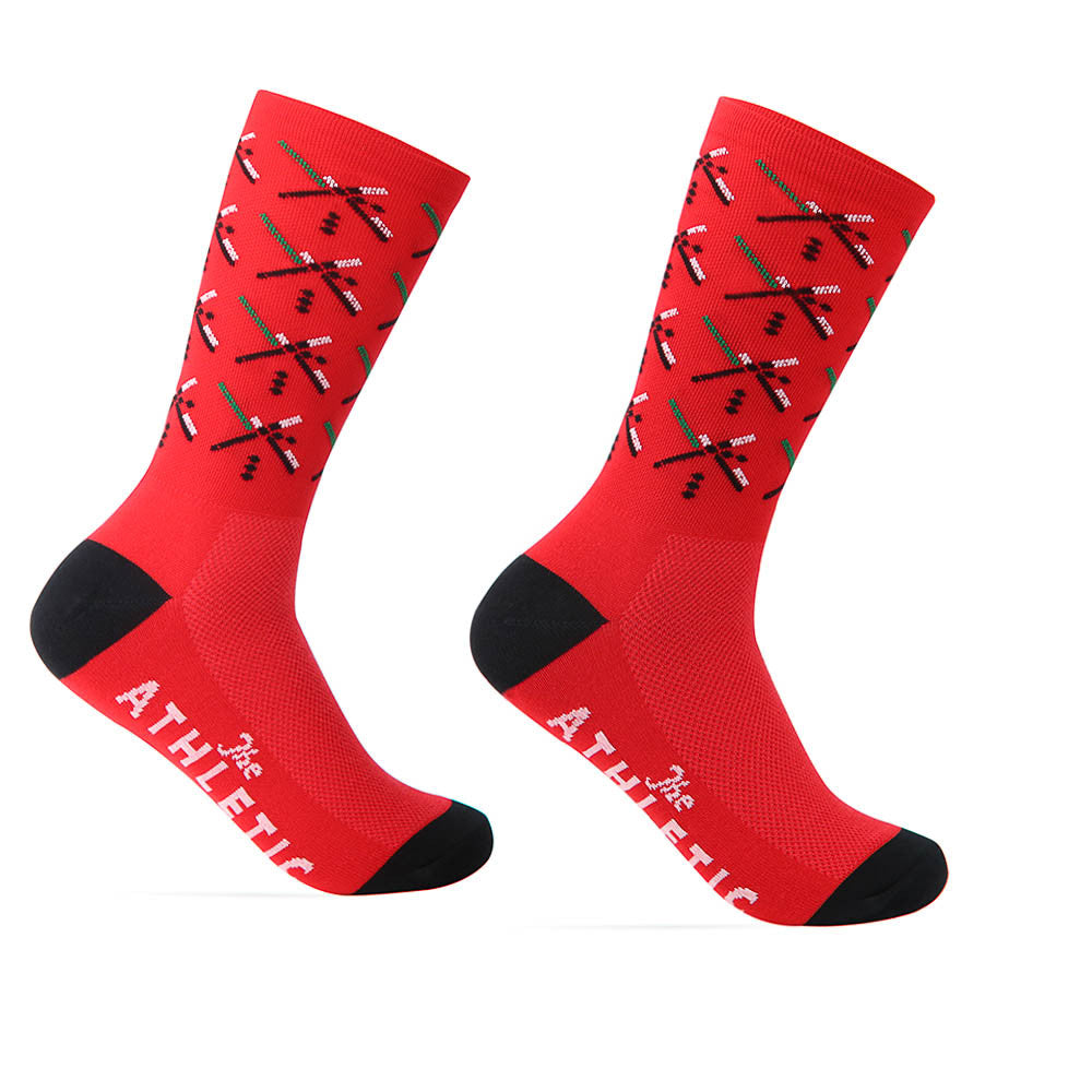 The PDX Futbol Fan Sock Home Red is a tribute to Portland's local soccer team, featuring the iconic PDX Airport carpet design in red, green, and black. Ideal for cycling, running, and cross-training, these socks combine style and performance. Made in the USA with recycled fibers, they offer both durability and sustainability